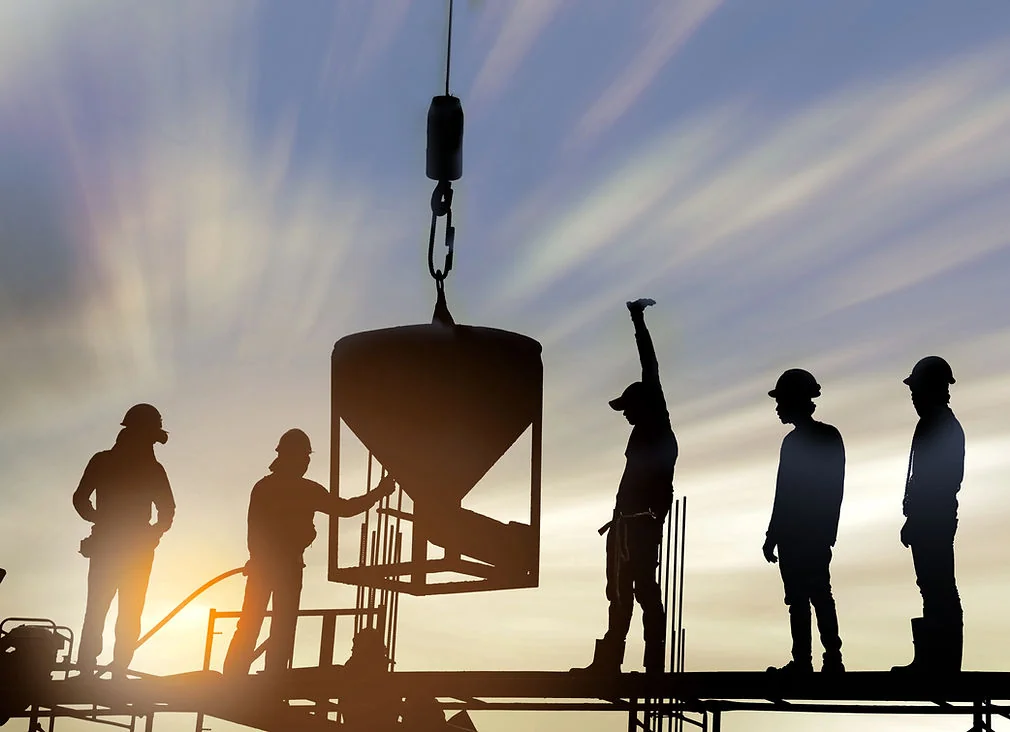 Travailleurs de la construction au coucher du soleil